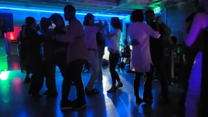 People dancing kizomba at Salsa Con Todo